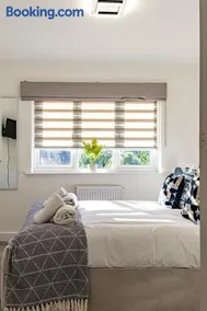 Serene Contractor Pad - Slough, Heathrow, Windsor - Free Parking- WiFi - Sleeps 6-7 - Image 4