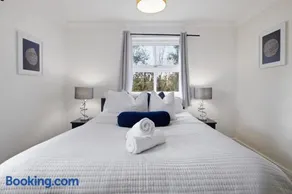 Modern 3-Bed Home in Milton Keynes with Parking - Image 3