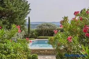 Bastide entièrement rénovée au coeur de Goult - Image 1