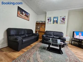 Spacious two bedroom house, parking and WiFi - Image 5