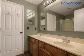 CrystalCityHouse-Near DC-Walk to Metro-5BR 3 Bath - Image 4