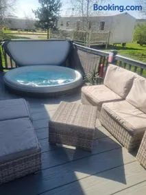 Luxury caravan and Tattershall lakes with private hot tub and WiFi - Image 3