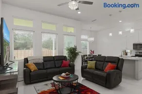 2023 Modern 3BR Fast WiFi Workspace Pet-friendly Garage Yard - Image 1