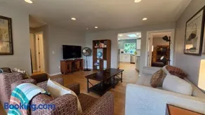 3BR 2BA Beacon Hill Backyard Oasis -Firepit,BBQ Deck, Workspaces and Parking - Image 3