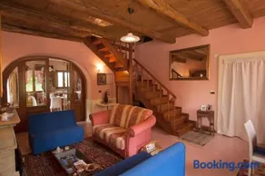 Charming House in Decollatura with Jacuzzi - Image 2