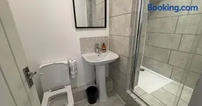 Contractor Workforce Accommodation - 5 Bedrooms Perfect For Work Crews & Groups, WiFi Smart TV's In All Rooms - Parking Sleeps 5-8 Guests - Image 3