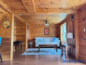 Cedarway Riverview Lodge-by Brudenell River overseeing golf course - Image 1