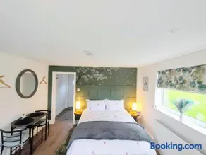 Robin's Nest Guestroom - Image 1