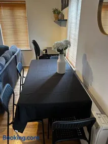 Lovely Modern Apartment Close to Town Centre - Image 2