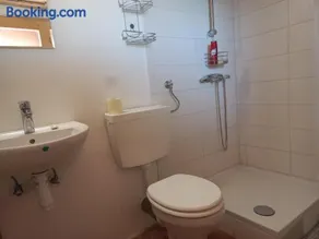 Bellevue wooden apartment - Image 1