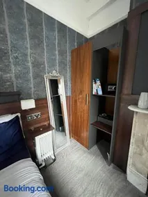 Upstairs Studio - Private kitchenette and Small en-suite - Image 3