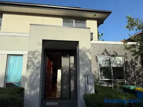 Comfortable Private Room in Kew East Townhouse - Shared Bath - Free Street Parking - Family-Friendly - Image 1