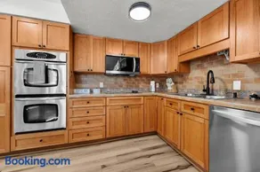 Unique Dome Retreat with Deck 1 mile to UF Stadium - Image 4