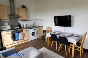 Luxury 2 Bed Apartment in City Center with Parking - Image 5