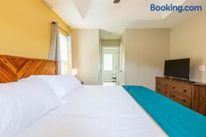 Family & Couples King Suite Home Near Lake Norman State Park & 30 mins from Charlotte - Image 1