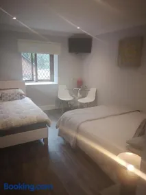 Tudor Lodge Guest Accommodation - Image 2