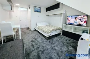 Modern Spacious Flat Near Aylesbury Station -Brand new - Image 2