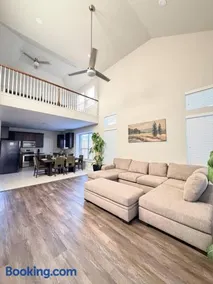 Bright Open Concept 4BR Home with Huge Backyard - Image 4