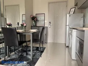 Luxurious Downtown condo w/train access - Image 4