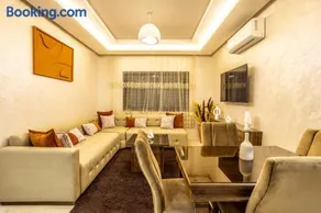 Luxurious and Cozy Apartment with Parking and View - Image 3
