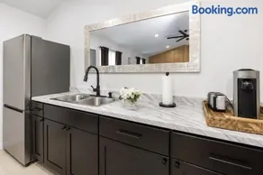 Waterfront Suite with Jacuzzi Tub & Fireplace - Image 2