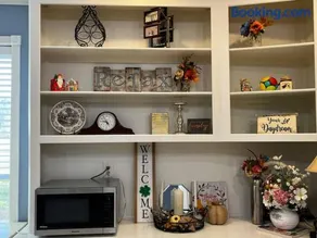 Beautiful traditional home*Modern updates*Guest suite B - Image 2