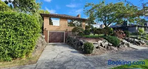 HomeSmart: Cozy Charm Meets High-Tech in Prime Area - Image 1
