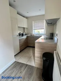 Spacious 2-bedroom house with free parking - Image 3