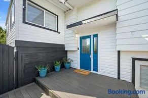 Luxury 3BR Retreat, Hot Tub, Fire Pit, 4 Beds - Image 2