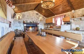 Six-Bedroom Holiday Home In Podstrana - Image 3