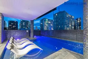 Luxe Newstead Pad with 65-inch TV, Balcony, Pool and Gym - Image 3