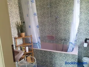 GOLDEN HILL - Elegant bright and spacious rooms with garden and shared kitchen a short walk from the supermarket - Image 5