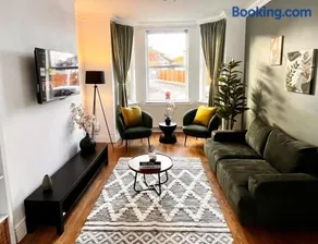 Spacious 6 bed house Altrincham - Image 2