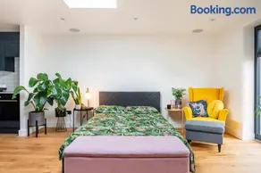 Modern Studio with parking in private garden - Image 3