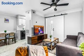 Central 1BR King Bed Suites Close to Downtown & Domain - Image 2