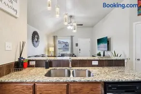 Spacious 3BR Home 10 Min to Fort Cavazos, Garage, Fast WiFi, Fenced yard, Long Stays Welcome - Image 2