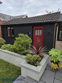 Garden Lodge - Image 1
