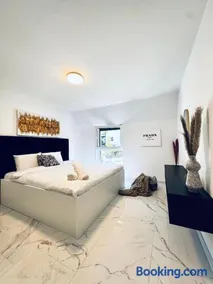 Elegant 5BR & 1LR Villa , Private Stay with Prime Location - Image 1