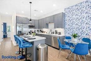 Sapphire Leaf- Luxury 3BR- Pool, King Beds, Spacious, Quiet, Garage, Close to Airport and OldTown - Image 2