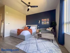 Navy Nights & Scenic Feels - Sleek Studio Stay - Image 2