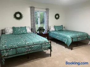 Spacious 3BR Retreat Sleeps 14 with Yard and Grill - Image 1