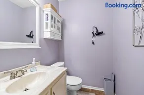 Cozy Huntsville Condo - 2BR Near SHSU - Pool - WiFi - Free Parking - Image 2