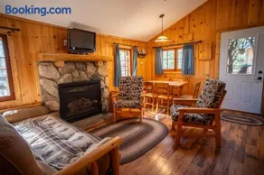 Traditional Cabin - Spacious Retreat - Parking - High Internet - CB01 - Image 1