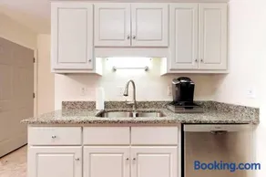 Pet Friendly condo, walk to the Masters - Image 2