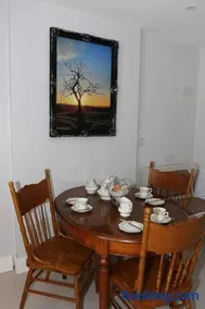 Coaches Corner - Modern Suite - Sleeps 3 - Flexible Beds - Parking - Near Town - Image 5