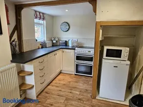 Perfectly Located Pretty Cottage - Image 2