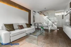 Chalet independiente de Diseño con Patio Privado - Image 1