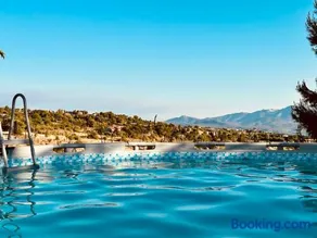 Mountain pool house - Image 3