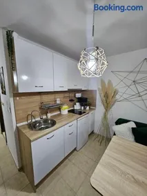Tropical Chic for Two, Basement Studio Escape by Flat Mаnager - Image 1