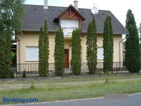 14 férőhelyes ház saját stéggel, játszótérrel Balatonfenyvesen vízparti utcában - Image 1